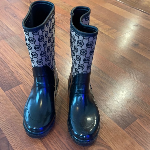 Michael Kors monogram rain boots black 6 womens - Picture 1 of 4